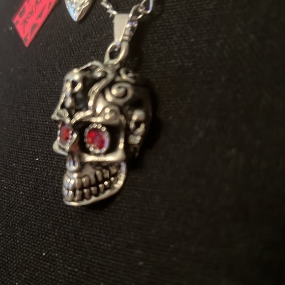 BETSEY JOHNSON SILVER DETAILED SKULL NECKLACE WITH RUBY EYES - Picture 5 of 13